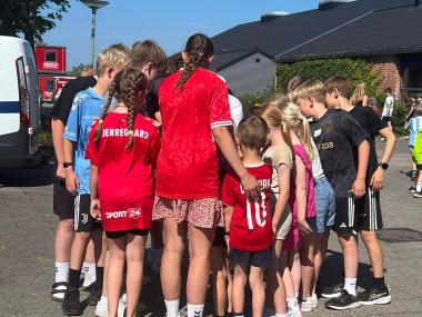 Billede af børn sammen på tværs af årgange